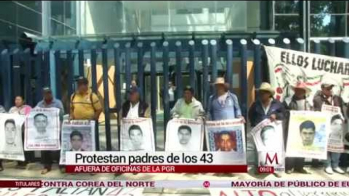 Padres de los 43 normalistas desaparecidos protestan en oficinas de la PGR