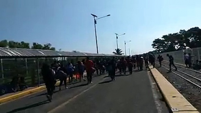 Al no permitirles, las autoridades mexicanas, el ingreso en caravana a los migrantes salvadoreños, deciden regresarse para intentar pasar por el Río Suchiate.