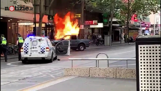 Melbourne, aggredisce i passanti con un coltello: fermato dalla polizia | Notizie.it