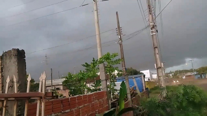 Internauta registra vento intenso no Bairro Interlagos