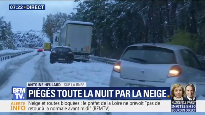 Ces automobilistes sont toujours bloqués par la neige ce matin sur la RN88, entre la Loire et la Haute-Loire