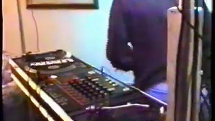 Gianni Cenerino Dj le feste in casa gli amici gli eventi i mixaggi i dischi di vinile i tempi che furono gli anni 90