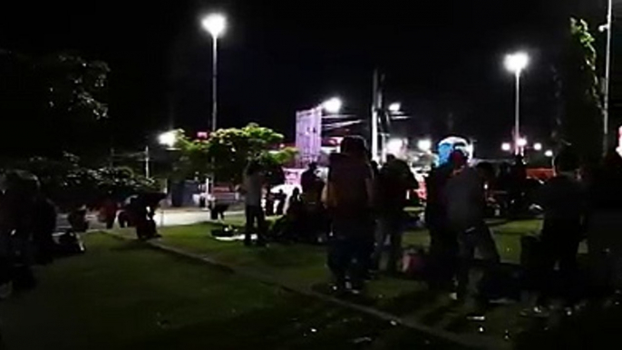 Buenos días, un saludo a los salvadoreños en el exterior.Así el ambiente en la Plaza Salvador del Mundo, donde varios salvadoreños se han reunido para iniciar