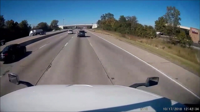 Un camion ne peut rien faire pour eviter cette voiture sur l'autoroute