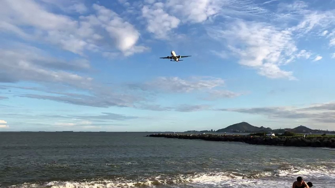 Na Praia de Camburi, internauta grava avião chegando em Vitória