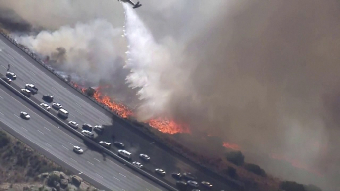 En Californie, les feux atteignent l'autoroute 118 qui permet aux habitants de fuir