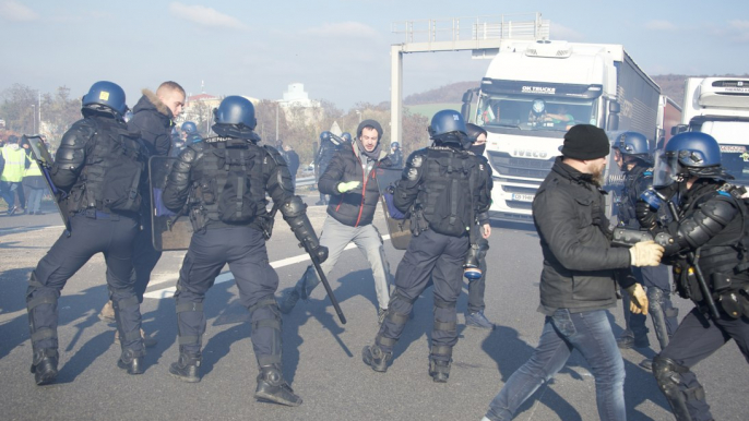 Les gendarmes et les policiers évacuent les gilets jaunes de l’A31 à Frouard