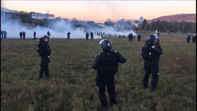 Premiers tirs de grenades lacrymogènes sur les gilets jaunes rassemblés au rond-point de Frouard