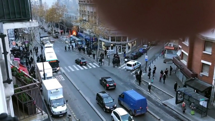 Gilets jaunes: Blocage d'un lycée à Aubervilliers en Seine-saint-Denis - L'entrée du bâtiment incendiée