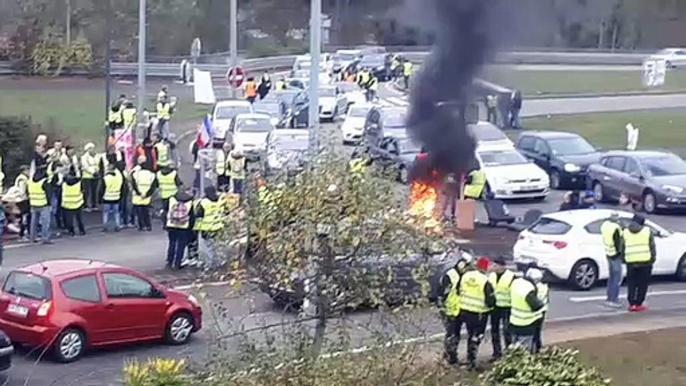 A Frouard,  les gilets jaunes filtrent la circulation sur le rond-point de Frouard sous le regard des gendarmes