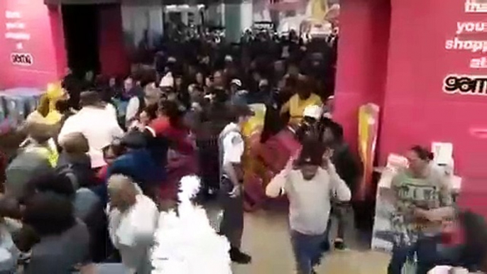 Gros bordel lors d'un Black Friday en Afrique.