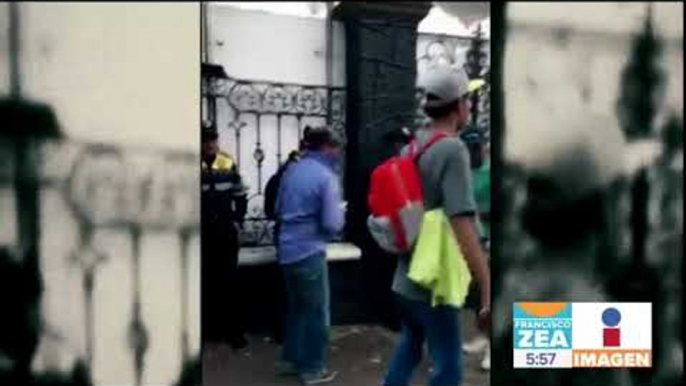 ¡Video viral! Migrantes comparten agua a policías capitalinos | Noticias con Francisco Zea