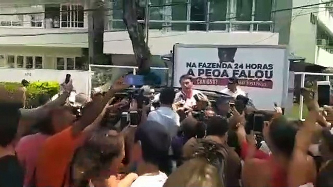 Bolsonaro da coletiva de imprensa em cima da Viatura da Policia Federal