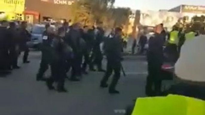 Les gendarmes reculent face aux gilets jaunes.