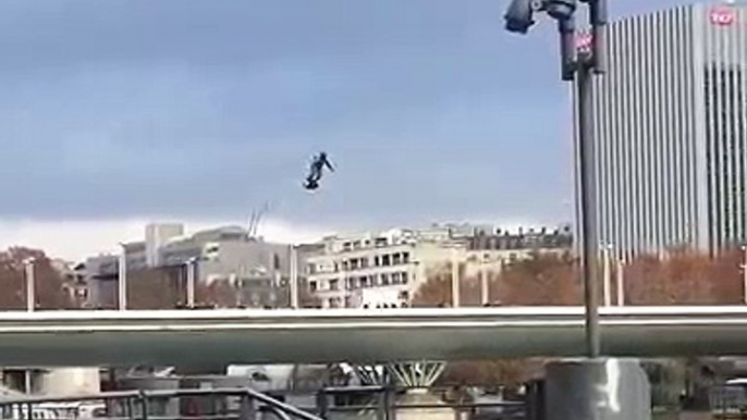 Un militaire survole la Seine en hoverboard