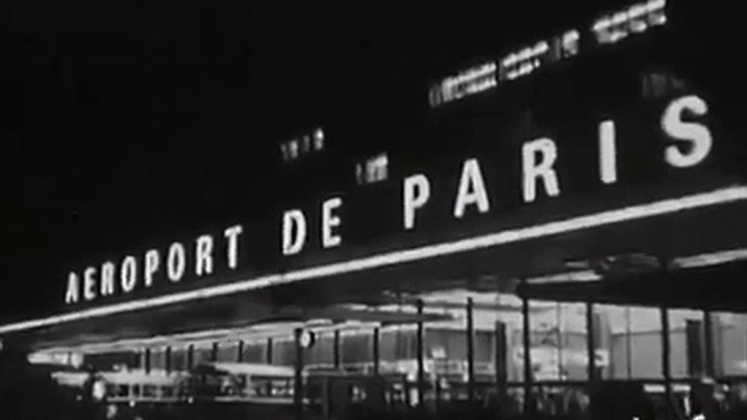 Johnny Hallyday arrive à l'aéroport d'Orly - RTF (15.10.1963) : Remontez dans le temps avec l'arrivée de Johnny Hallyday à l'aéroport d'Orly en 1963, une époque légendaire du rock français !