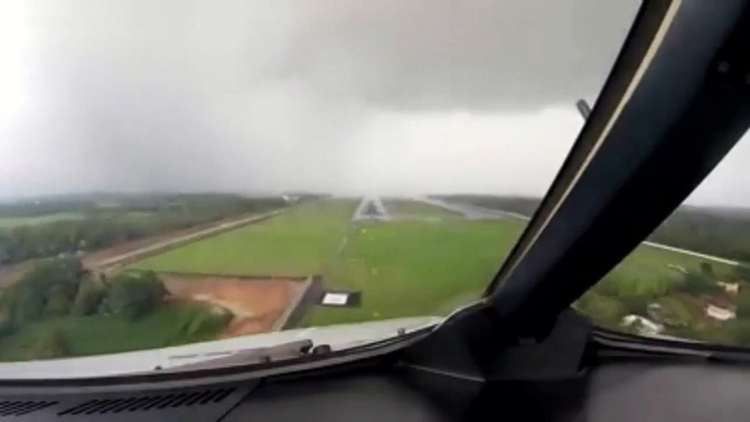 Un avion traverse un nuage à l'atterrissage. Vue du cockpit impressionnante