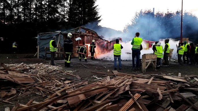 Les gilets jaunes de Saint-Etienne-lès-Remiremont mettent le feu à leur campement