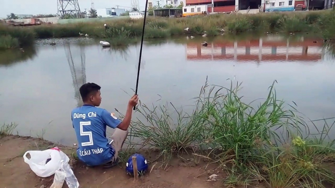 Fishing at the site - Câu cá giải trí ở công trường