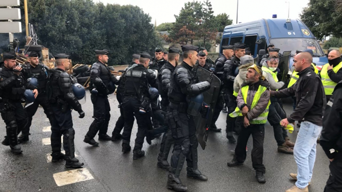 Les gendarmes mobiles évacuent les Gilets jaunes