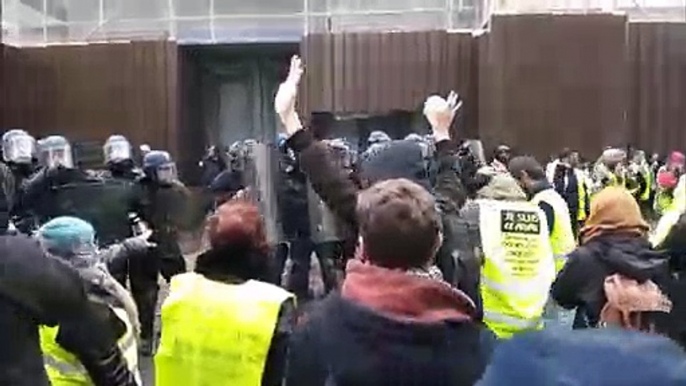 Les gendarmes mobiles chargent les gilets jaunes devant la préfecture du Doubs à Besançon