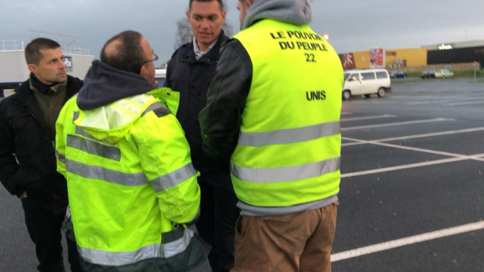 Les Gilets  jaunes de Saint-Brieuc discutent avec le patron de Leroy Merlin