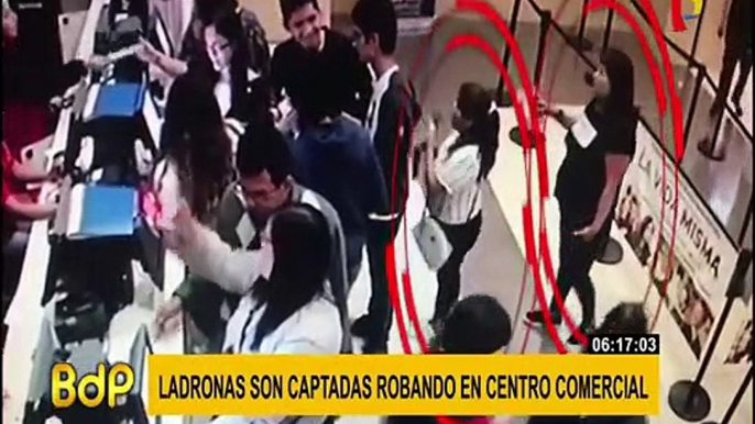 Ladronas son captadas robando en cola de cine en concurrido centro comercial