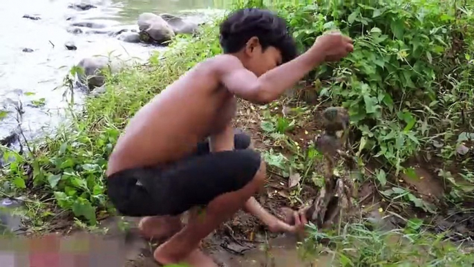 Primitive Survival Technology - Little Brothers Cook Crabs in the Wild - Eat Delicious Meals