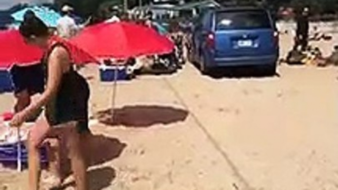 Un dingue roule en voiture sur la plage et manque d'écraser des touristes !