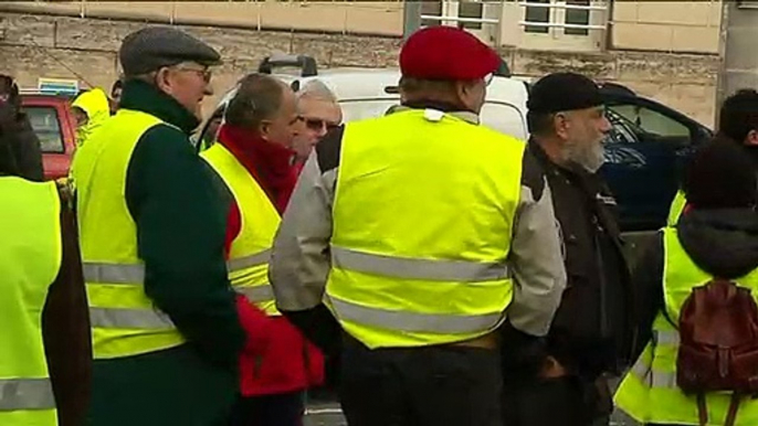 3 journalistes entendus et mis en cause par la police pour avoir couvert un simulacre de « décapitation » de Macron