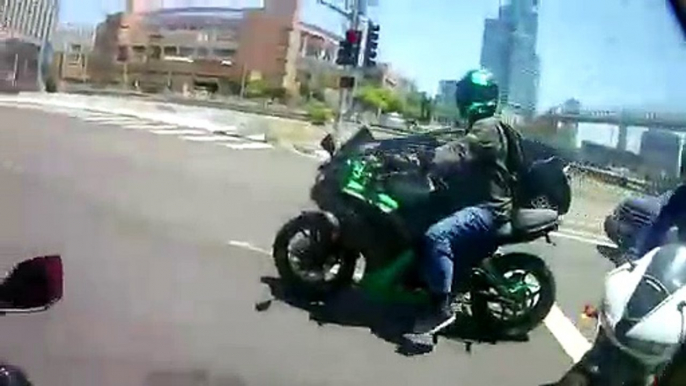 Un motard qui conduisait n'importe comment va prendre une bonne leçon