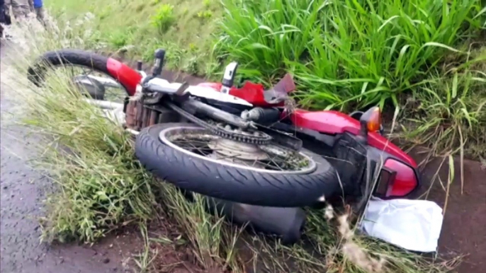 Moto atinge placa de sinalização e duas pessoas são socorridas na PRc-467