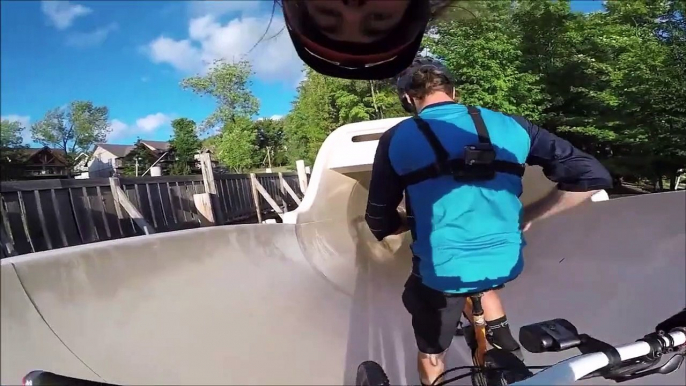 Des riders descendent un toboggan aquatique en VTT! Dingue...