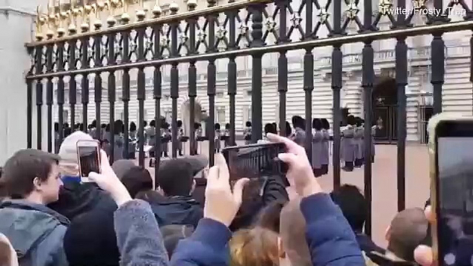 Guardias del Palacio de Buckingham celebraron el Globo de Oro de Bohemian Rhapsody con un homenaje