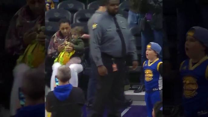 Stephen Curry Shocks Kid Who Can't Believe He s In Front Of Him! Warriors vs Suns - January 01, 2019