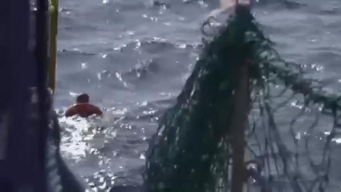 شاهد: إنقاذ مهاجر ليبي قفز من سفينة إنقاذ للوصول سباحة إلى مالطا