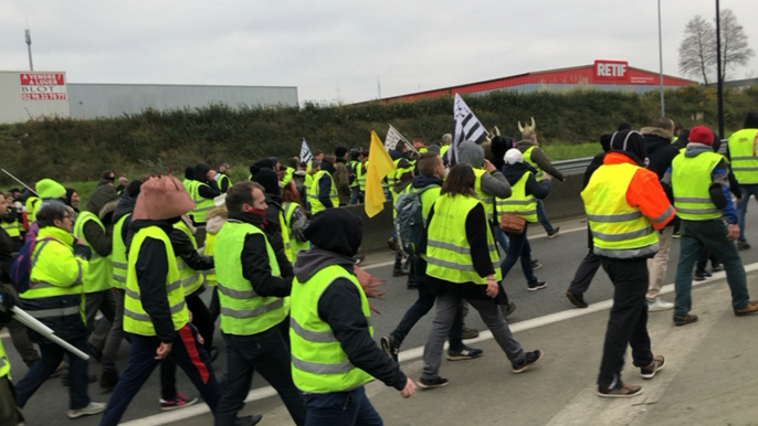 Les gilets jaunes ont passé un barrage de gendarmes