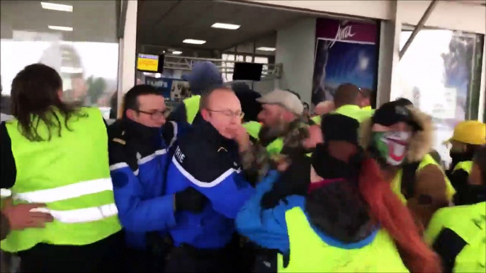 Dole: face à face tendu entre Gilets jaunes et gendarmes à l’aéroport