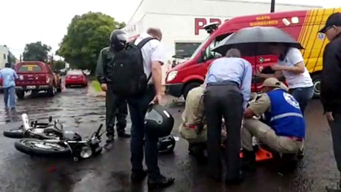 Motociclista tem lesões graves após colisão com carro