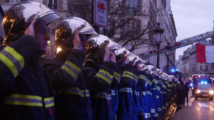 Le bel hommage des pompiers de Paris à leurs "frères d'armes" décédés dans l’explosion de la rue de Trévise à Paris