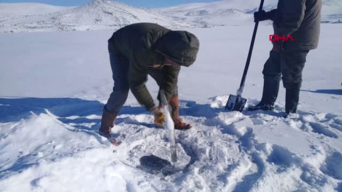 Ardahan Donan Çıldır Gölü'nde, Eskimo Usulü Balık Avlıyorlar