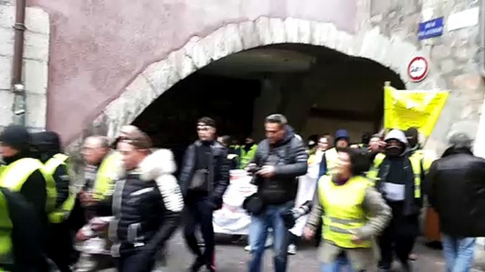 Gilets jaunes : le cortège est parti dans la vieille ville d'Annecy, les commerçants sont inquiets