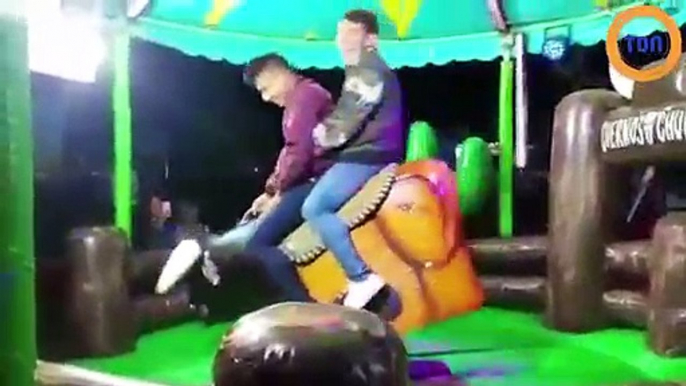 Ces deux jeunes hommes faisant du rodéo mécanique vont faire rire tout le monde !