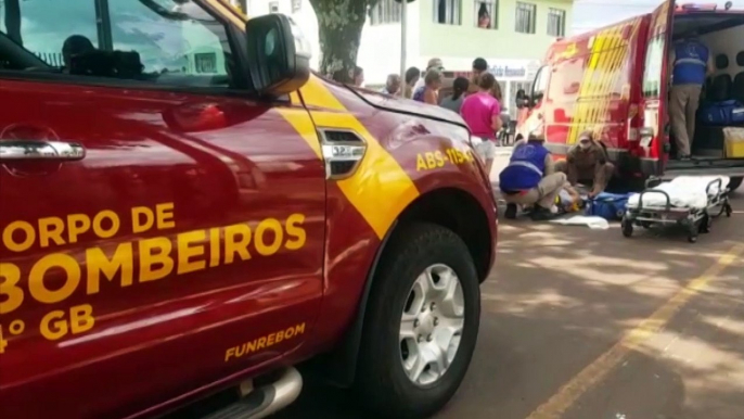 Motociclista tem lesões graves após colisão com caminhão