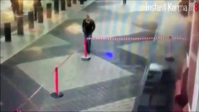 Vengeance d'un poteau sur un homme... Mauvais karma