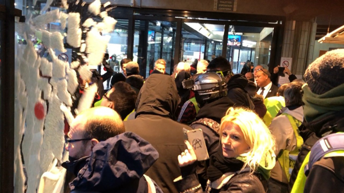 Les Gilets jaunes entrent en force au Palais des congrès