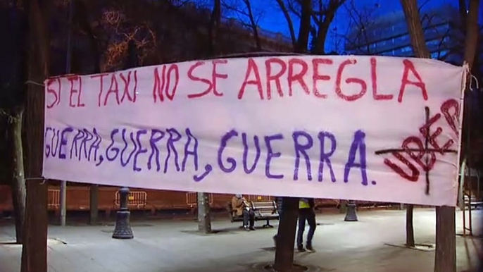 Los taxistas de Madrid bloquean el Paseo de la Castellana y hoy se les sumaran cientos de taxis de otras ciudades