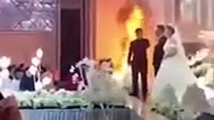 Pareja decide casarse a pesar de que un incendio devore el escenario
