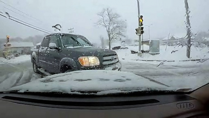 Un conducteur devient fou après s'être fait couper la route ! Road Rage