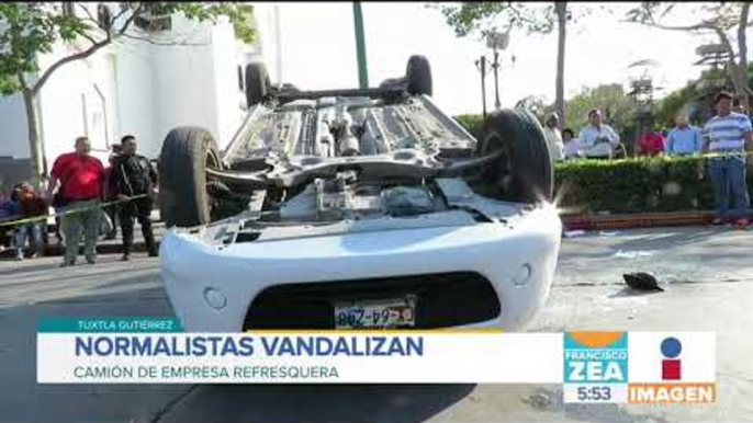 Normalistas protestan y vandalizan auto en el centro de Tuxtla Gutiérrez | Noticias con Paco Zea